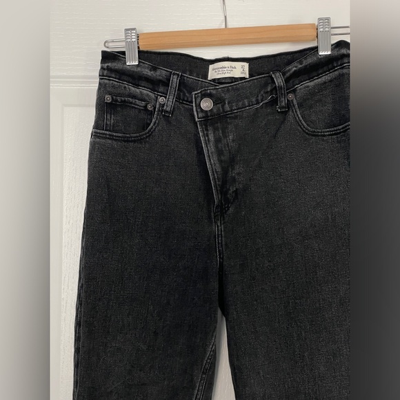 NWOT Abercrombie & Fitch Ultra High Rise 90s Slim Straight Jean - Picture 1 of 4